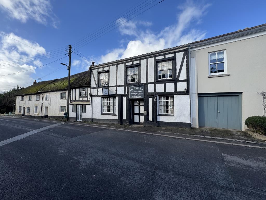Lot: 115 - PUBLIC HOUSE WITH GUEST ACCOMMODATION - Street view of the property